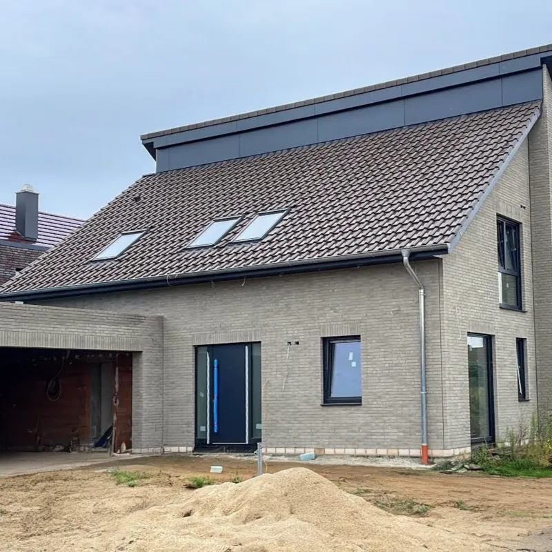 Neubau mit Steildach, Ziegeleindeckung und Dachfenstern