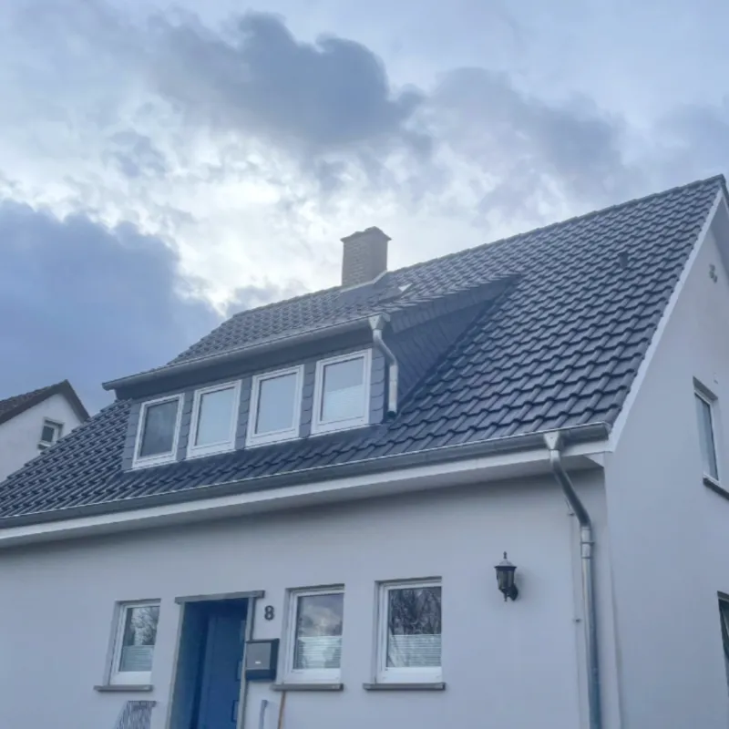 Steildach mit Gaube nach der Sanierung