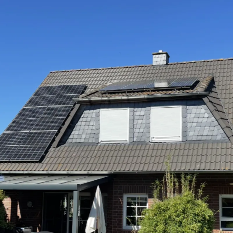 Dach mit montierter Photovoltaikanlage und Gaube